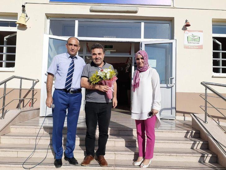 Tedaviden dönen öğretmenlerini konfeti patlatarak karşıladılar G2