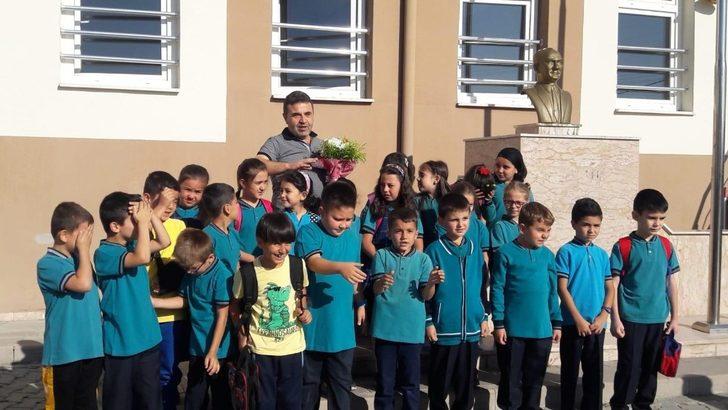 Tedaviden dönen öğretmenlerini konfeti patlatarak karşıladılar G3