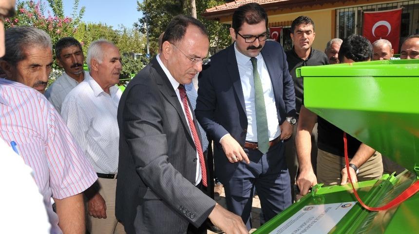 Çiftçilere 50 adet badem ve ceviz kabuğu soyma makinesi dağıtıldı