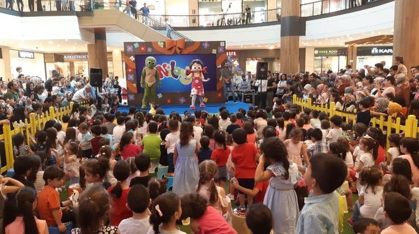 Niloya, Piazza’da çocuklarla buluştu