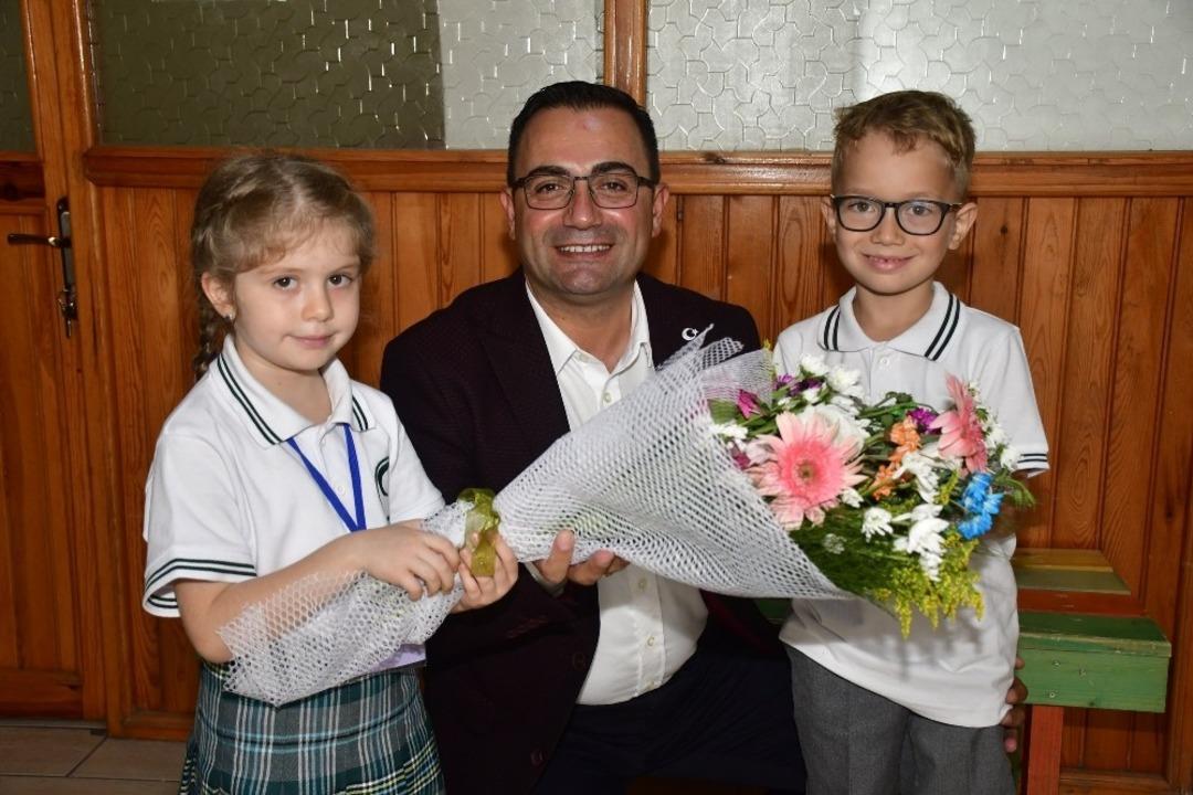 Başkan Erdoğan, ilkokul &ouml;ğrencilerini sevindirdi