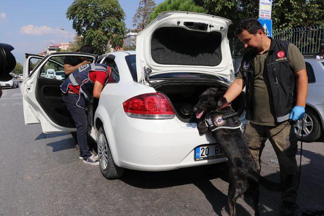 Okul önündeki denetimde uyuşturucuya 3 gözaltı