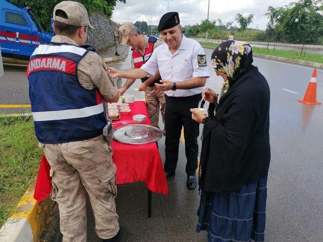 Jandarma aşure dağıttı