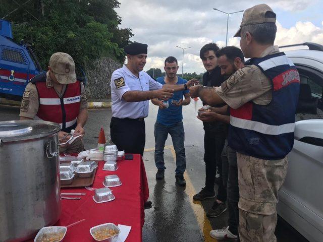 Jandarma aşure dağıttı