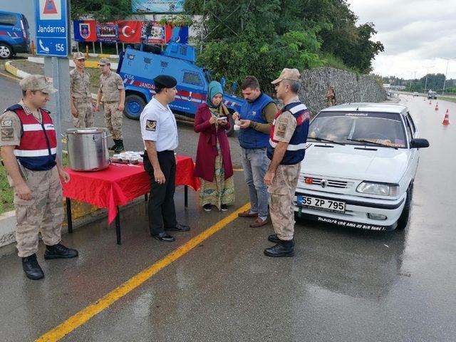 Jandarma aşure dağıttı