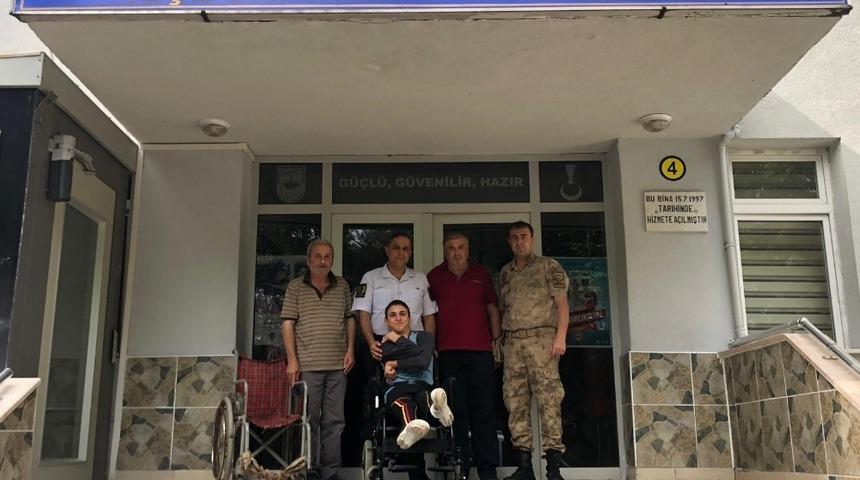 Engelli çocuğa jandarmadan tekerlekli sandalye