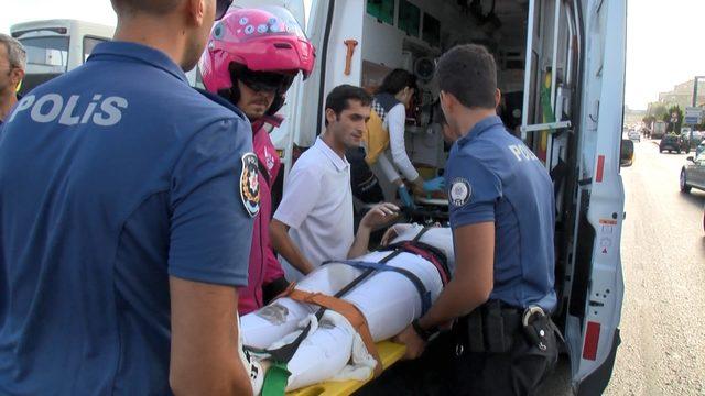 D - 100 Karayolu'nda yolcu indirirken kapıya motosiklet çarptı: 2 yaralı