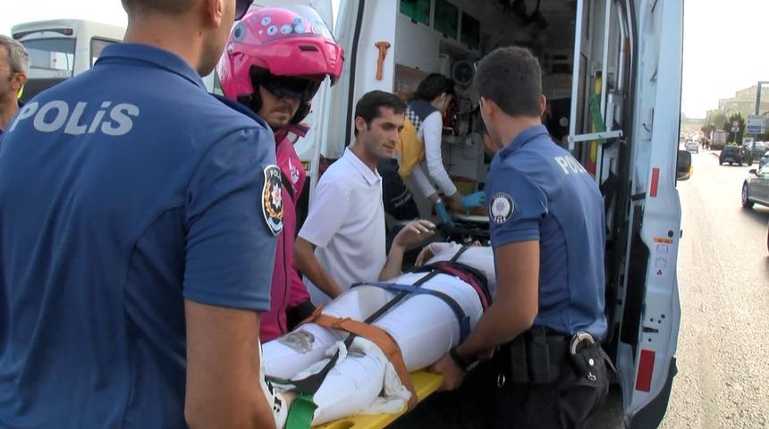 D - 100 Karayolu'nda yolcu indirirken kapıya motosiklet &ccedil;arptı: 2 yaralı