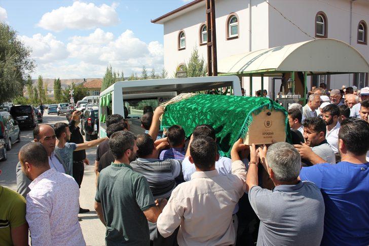 65 yıllık evli çift hayata aynı gün veda etti G5