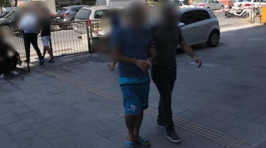Kuşadası’nda aranan biri firari iki hükümlü yakalandı