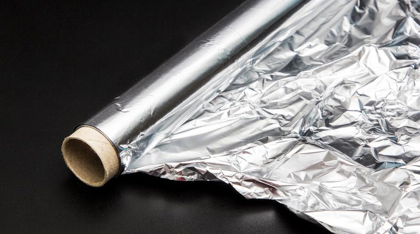 Yüzünüzdeki şişlikten kurtulmak istiyorsanız alüminyum folyo mucizesine tanık olun! 