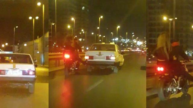 Motosiklet sürücüsü ayağıyla otomobil itti