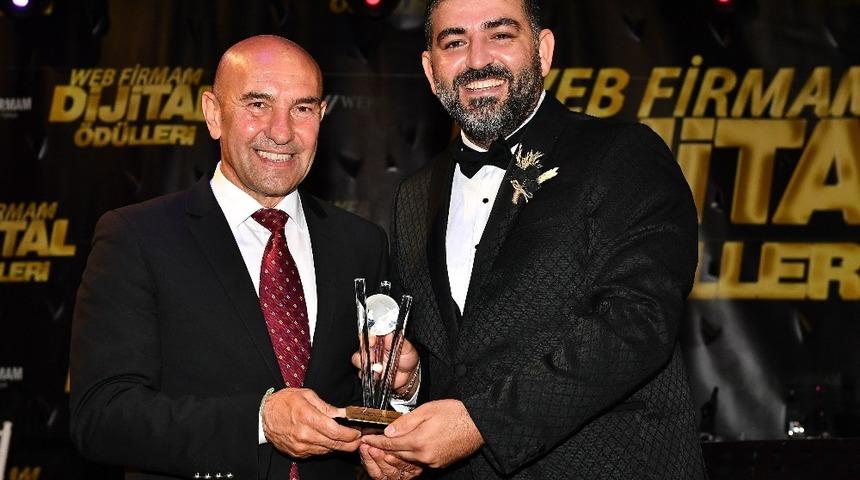 Başkan Soyer&rsquo;e sosyal medya &ouml;d&uuml;l&uuml;