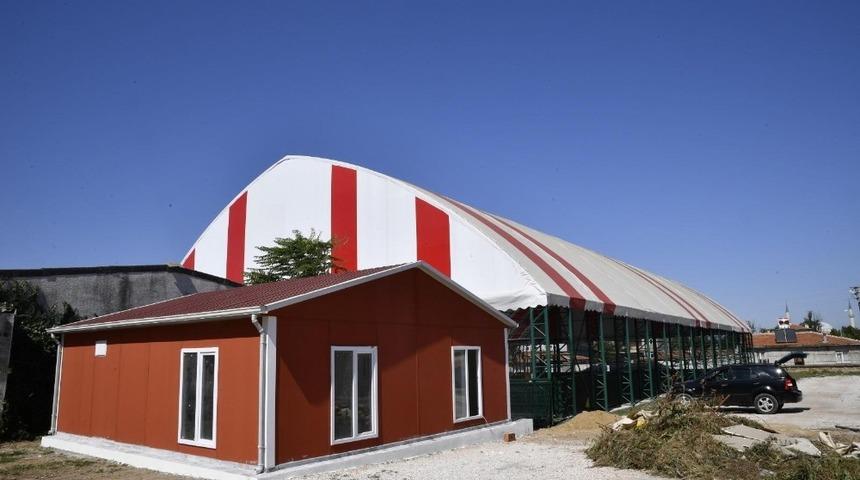 Onarılan halı saha sporcuların hizmetinde