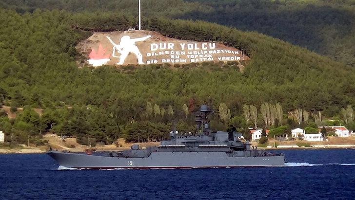 Rus savaş gemisi 'Azov' Çanakkale Boğazı'ndan geçti