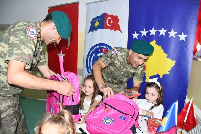 Türk askeri, Kosovalı öğrencilerin yüzünü güldürdü