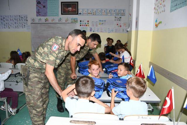 Türk askeri, Kosovalı öğrencilerin yüzünü güldürdü