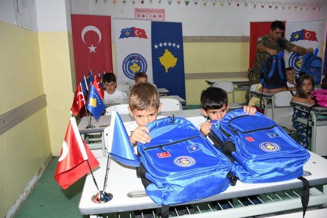 Türk askeri, Kosovalı öğrencilerin yüzünü güldürdü