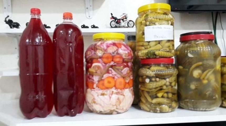 Eşiyle birlikte evde turşu işine girdi, siparişleri yetiştiremiyor