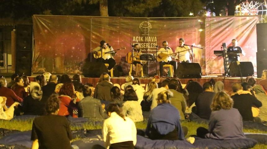 Akhisar’da Açıkhava’da müzik ziyafeti