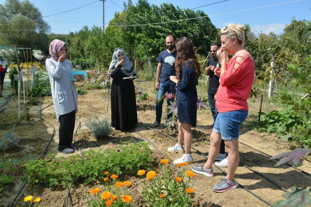 Tıbbi &ccedil;aylar ve kokular at&ouml;lyesi Yalovalılarla buluştu