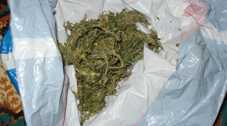 Ş&uuml;pheli şahıslardan uyuşturucu &ccedil;ıktı: 5 g&ouml;zaltı