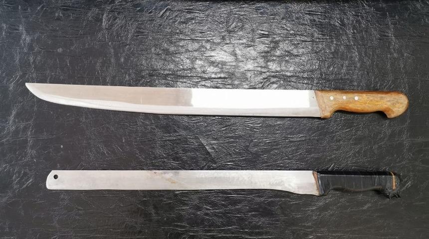 Jandarma ekipleri şüpheli araçta pala ele geçirdi