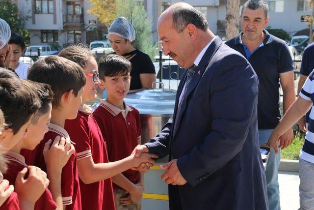 Kütahya’da okullarda aşure ikramı