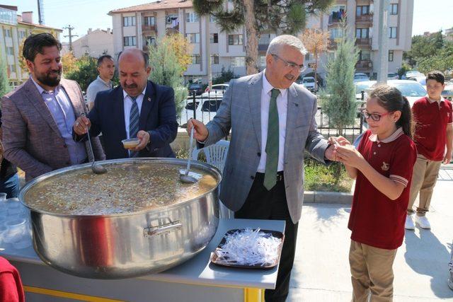 Kütahya’da okullarda aşure ikramı