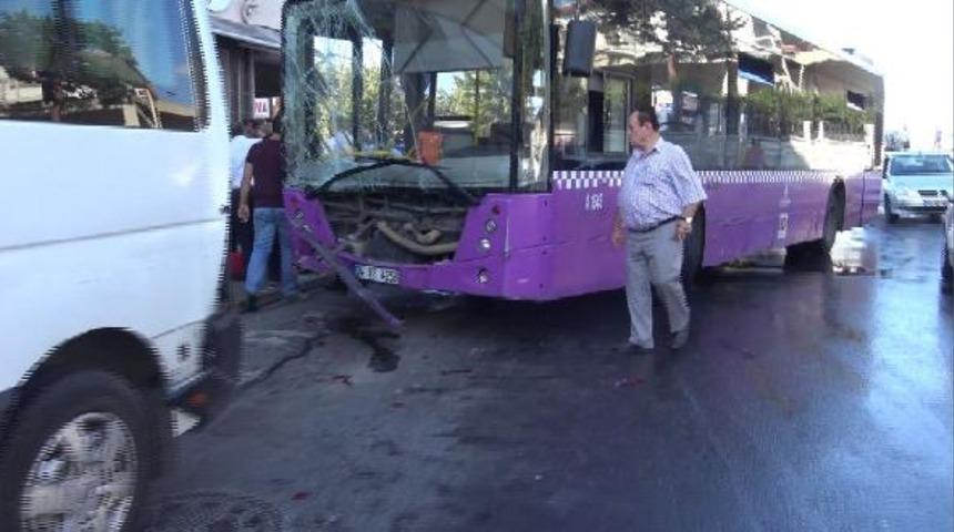 Avcılar'da İETT otobüsü kontrolden çıkıp 5 araca çarptı! 