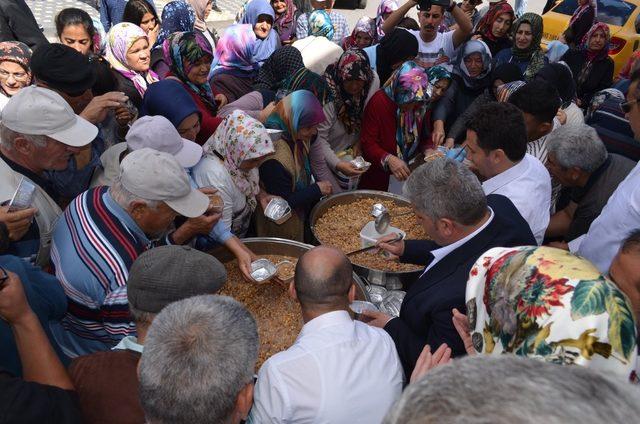 Bünyan Belediyesi 3 bin kişilik aşure ikram etti