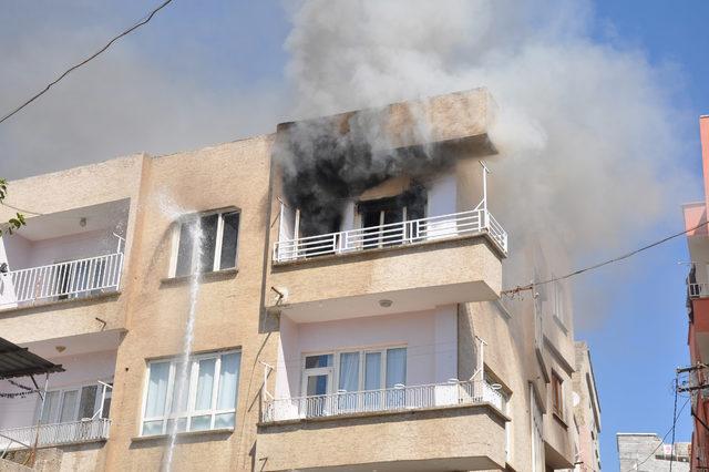 Eşyaları balkondan atıp, evi ateşe verdi