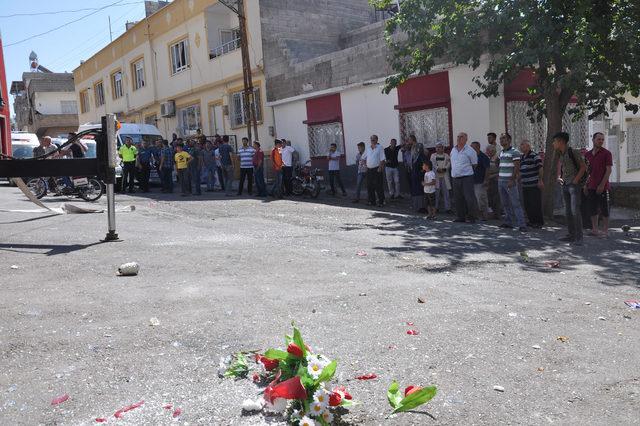 Eşyaları balkondan atıp, evi ateşe verdi