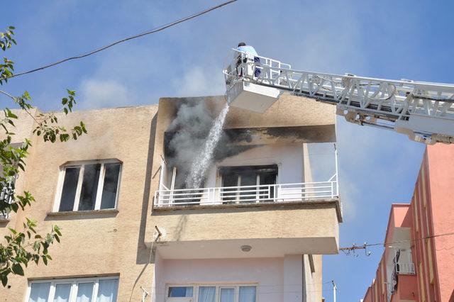 Eşyaları balkondan atıp, evi ateşe verdi