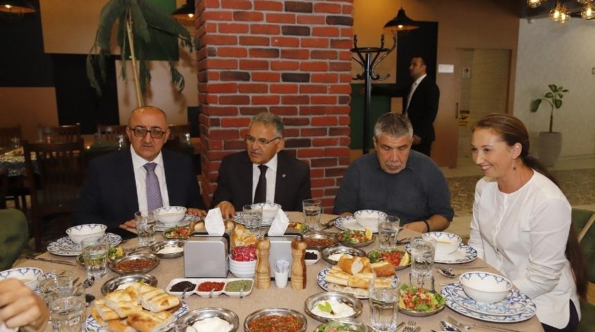 85 &uuml;lkeden 250 gazeteci geliyor