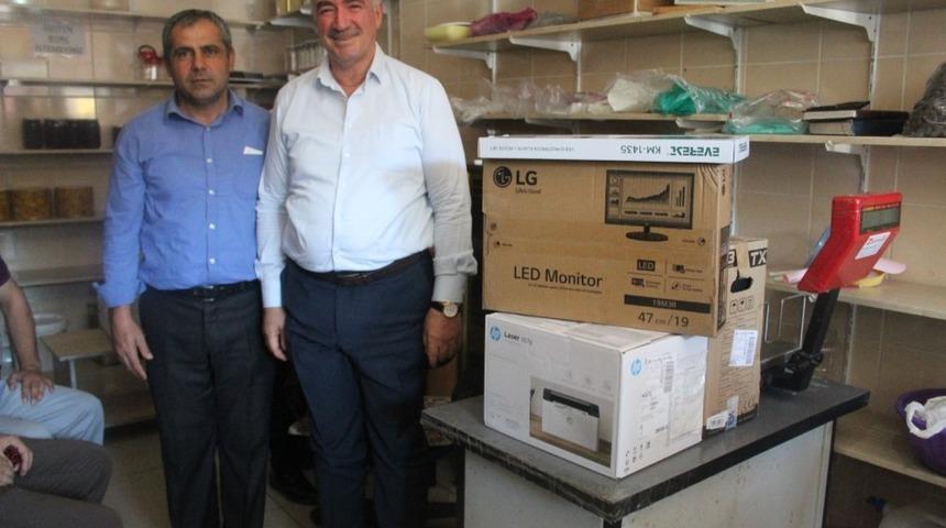 Başkan Turanlı muhtarlara bilgisayar hediye etti