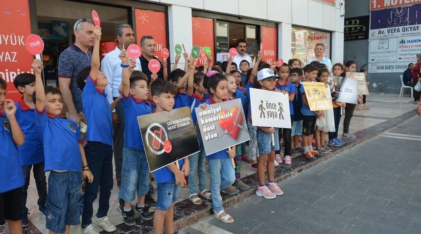 Hatay’da öğrenciler, sürücülere broşür dağıttı