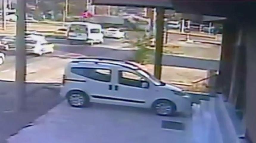 Kaza anı güvenlik kamerasında