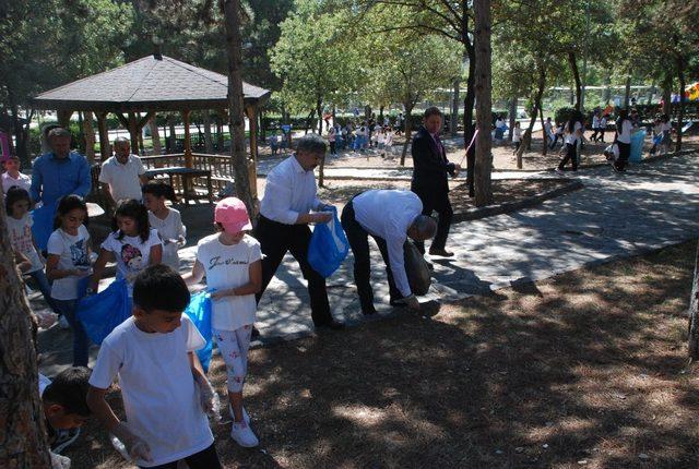 Gediz’de öğrencilerden temizlik seferberliği