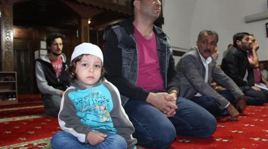 Babalar ve çocukları sabah namazında buluştu