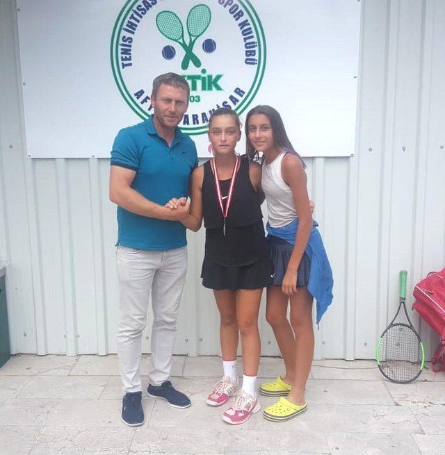 Mersin Büyükşehir Tenis Kulübü sporcuları, Afyon’dan madalyayla döndü