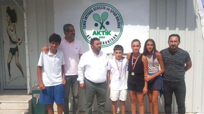 Mersin B&uuml;y&uuml;kşehir Tenis Kul&uuml;b&uuml; sporcuları, Afyon&rsquo;dan madalyayla d&ouml;nd&uuml;