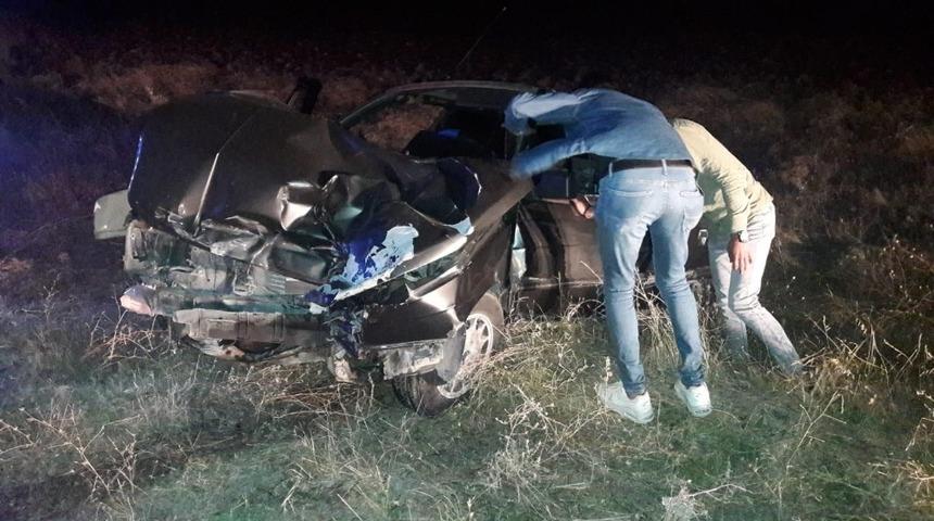 Otomobil bariyerlere çarptı, imdatlarına itfaiye yetişti