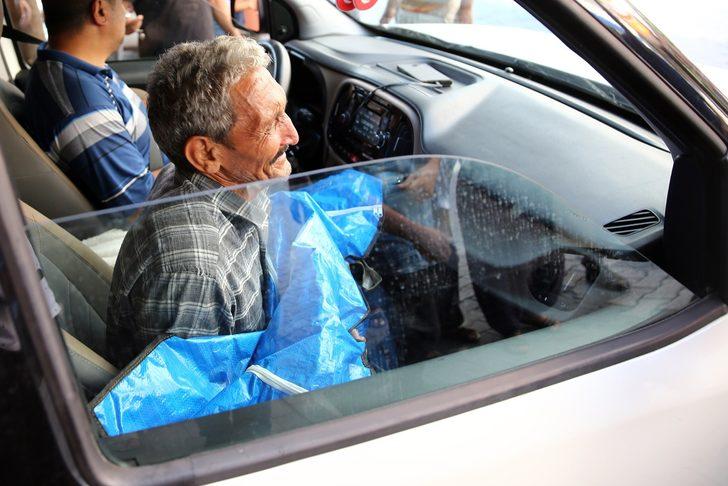 Acı olay... Ölen torununu kucağında götürdü G5