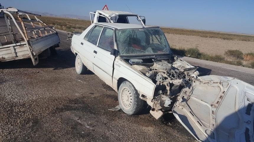 Otomobil ile kamyonet çarpıştı: 4 yaralı