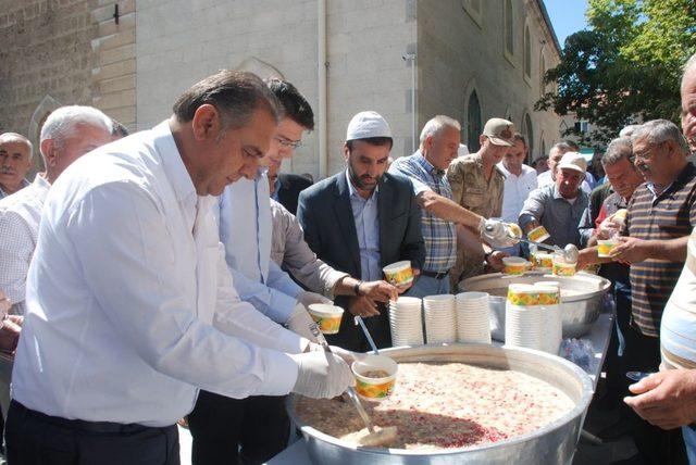 Gürün’de Aşure Dağıtıldı