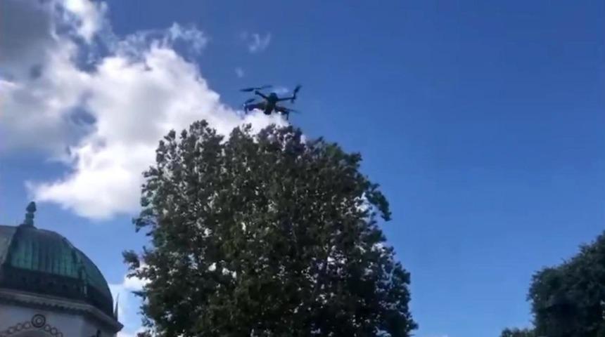 Sultanahmet Meydanı’nda polislerden turistlere drone ile anons