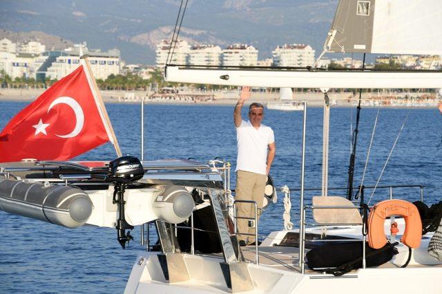 Konyaaltı Sahili açıklarında yelkenli şovu