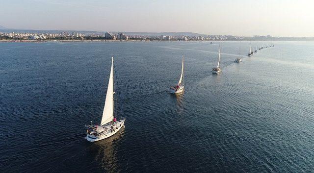 Konyaaltı Sahili açıklarında yelkenli şovu