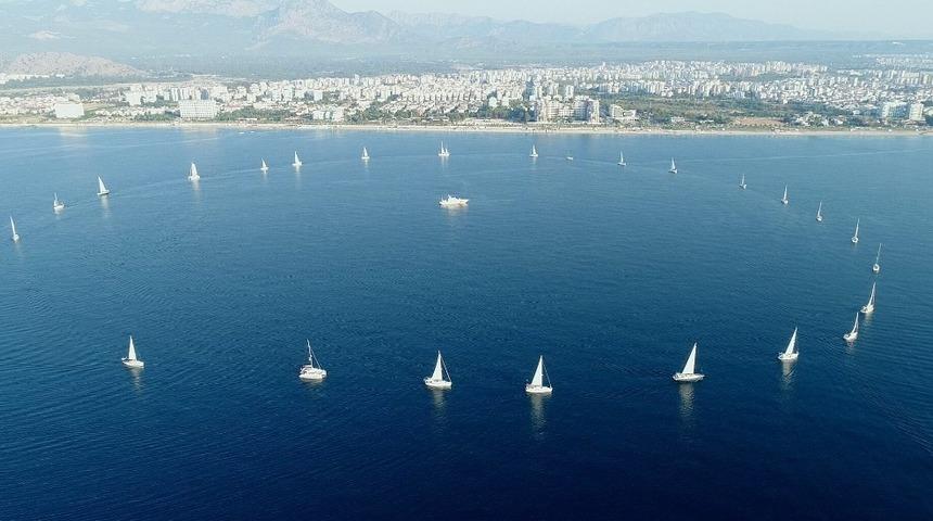 Konyaaltı Sahili a&ccedil;ıklarında yelkenli şovu